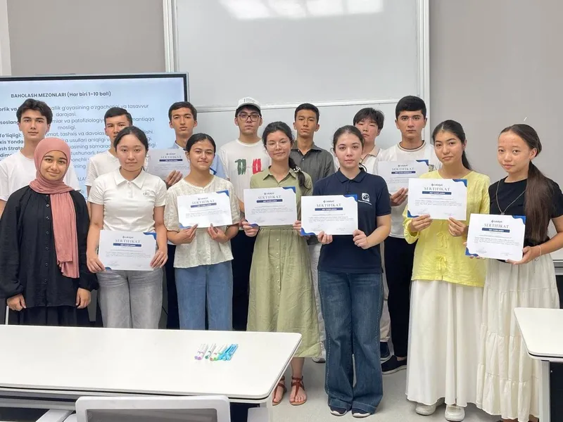 Catalyst Medical Challenge ishtirokchilari sertifikatlari bilan